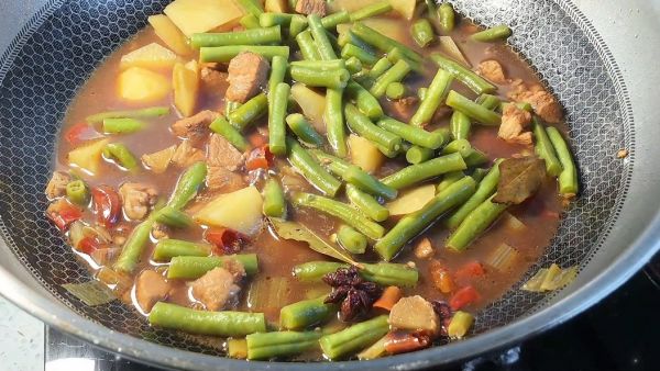 红烧肉炖豆角土豆