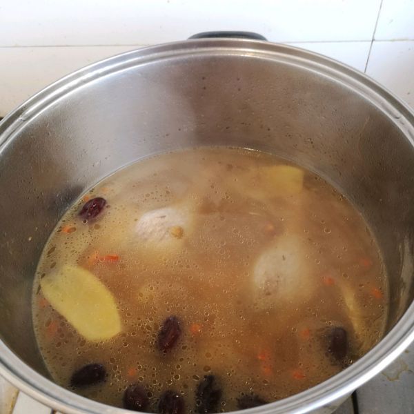 党参黄芪桂圆红枣枸杞鸭腿汤