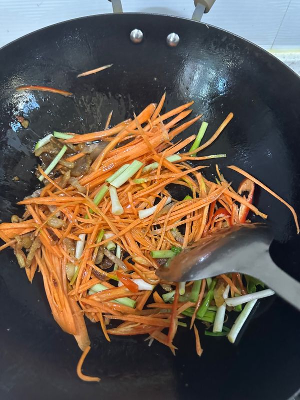 胡萝卜炒千张丝
