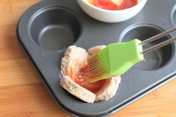 鱼子酱脆皮鹌鹑蛋吐司花杯