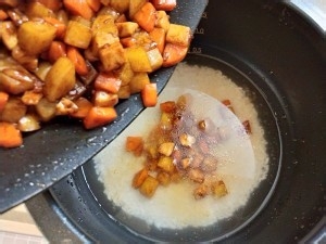 在家制作美味的三丁焖饭