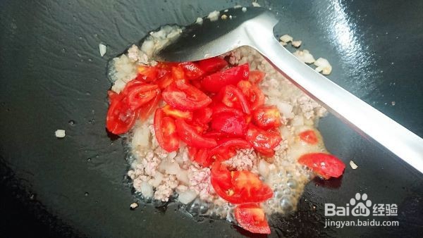 小朋友吃了一大盘的 意大利面+炸薯块