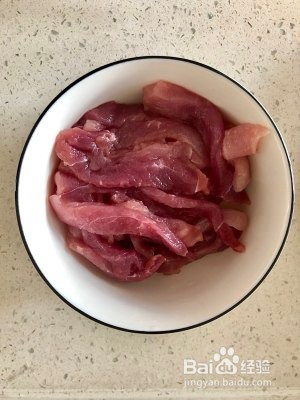 食补养生爽脆咸香的芹菜炒肉的做法