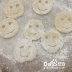 土豆笑脸饼的做法。