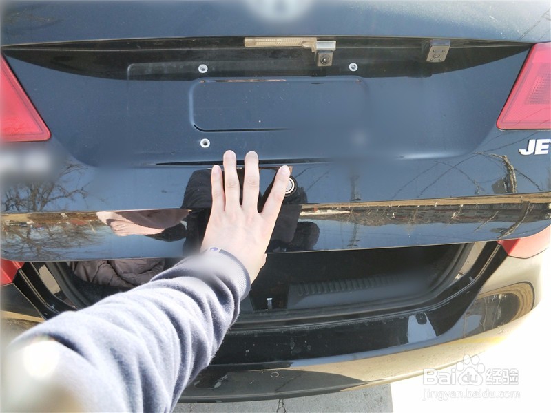 小轿车如何一键打开后备箱