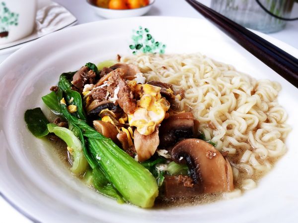 杂蔬肉沫鸡蛋面