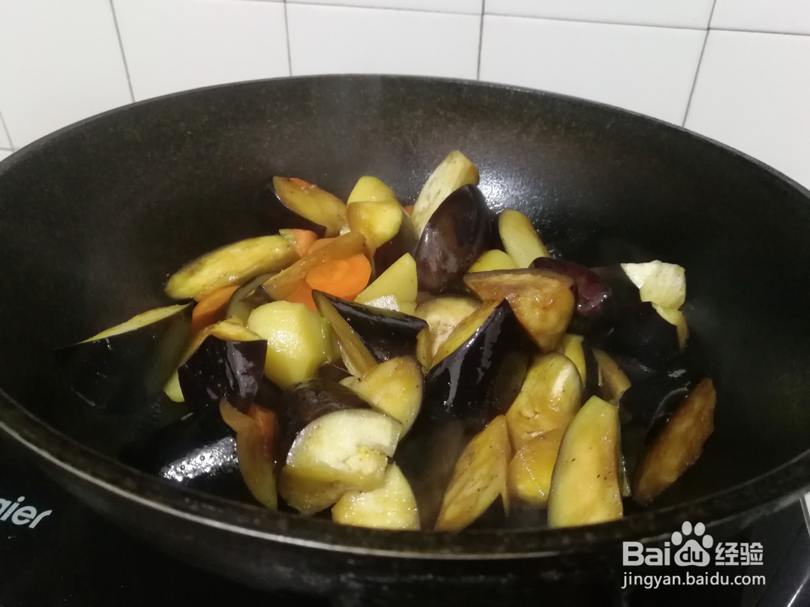 土豆胡萝卜炖茄子的做法