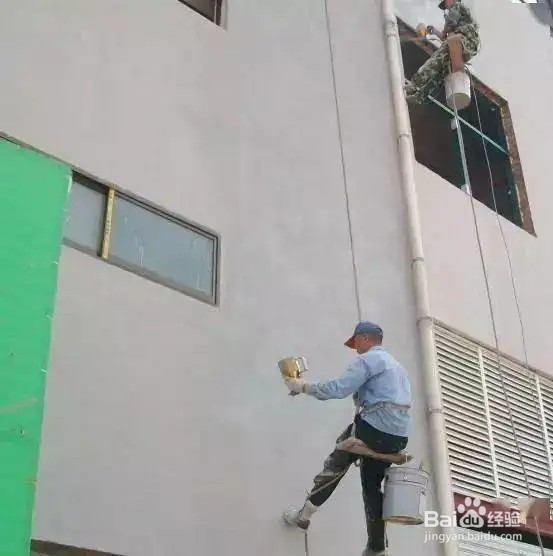 外墙涂料翻新的施工步骤是什么？