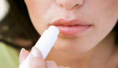 嘴唇干裂怎么治