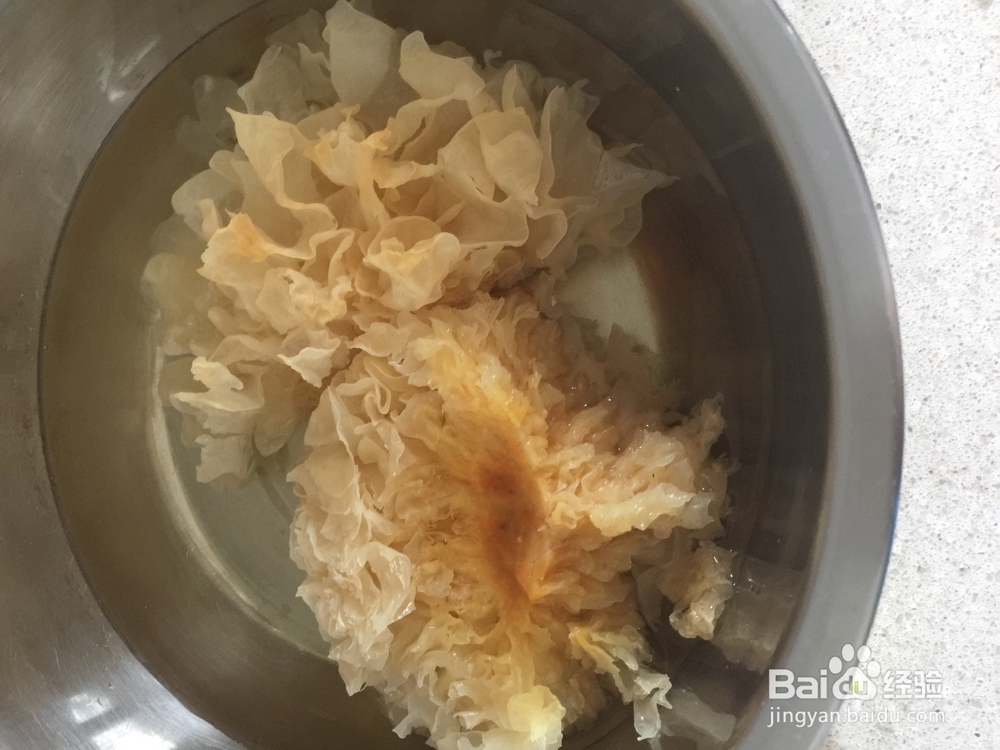 银耳冰糖炖雪梨糖水如何做?