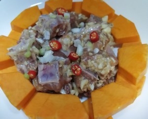 如何制作美味的南瓜清蒸辣排骨?