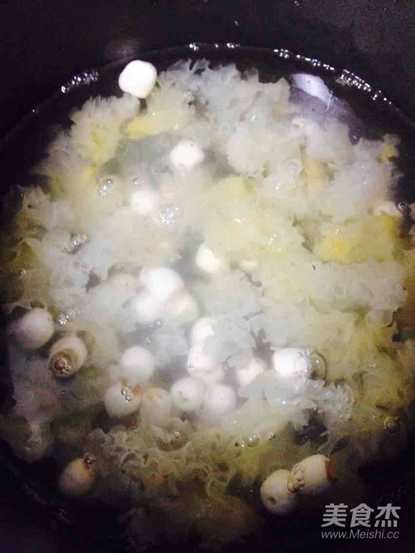火龙果莲子桂圆银耳汤