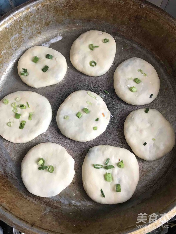 烙韭菜葱饼的做法