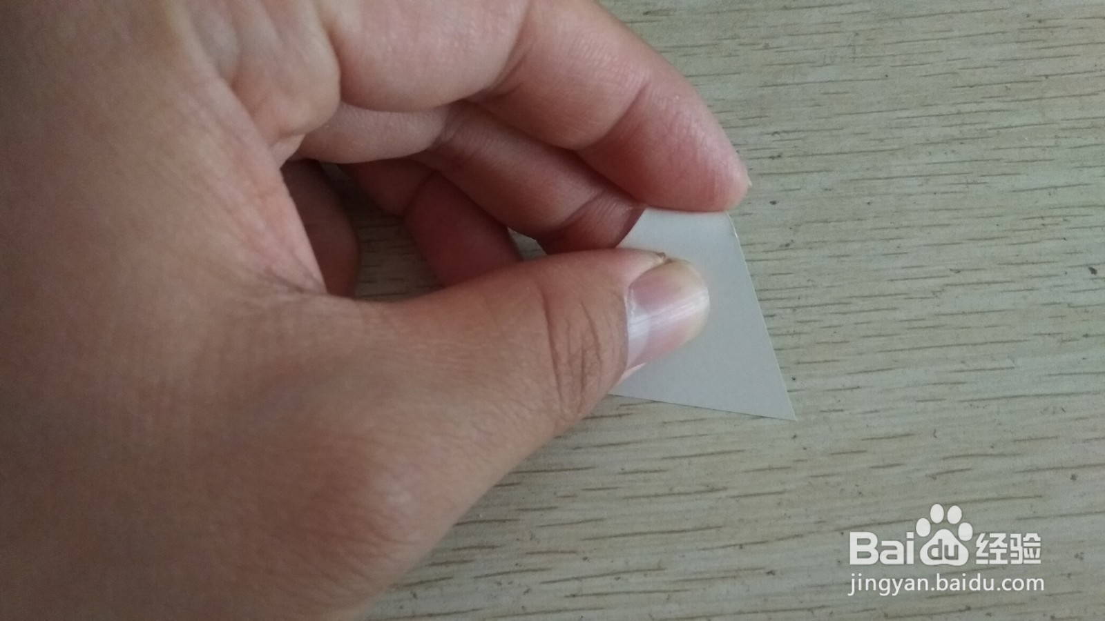 如何用一个三角形硬卡纸做简易的中性笔的支架