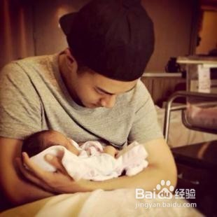 怎么抱三个月的宝宝不哭？