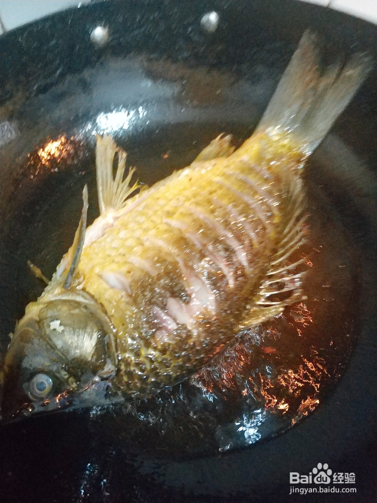 怎么做泡椒蒜子鲫鱼?