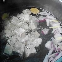怎么做洋葱虾仁豆腐汤