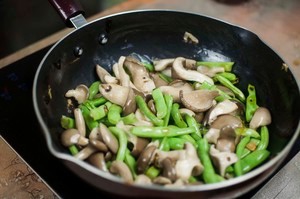 豆角鲜蘑焖面怎么做？