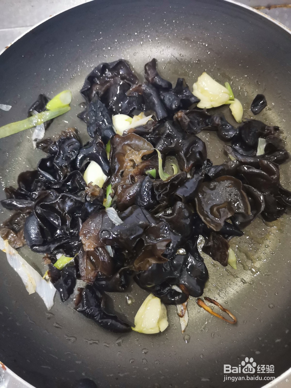 马蒂炒木耳的做法