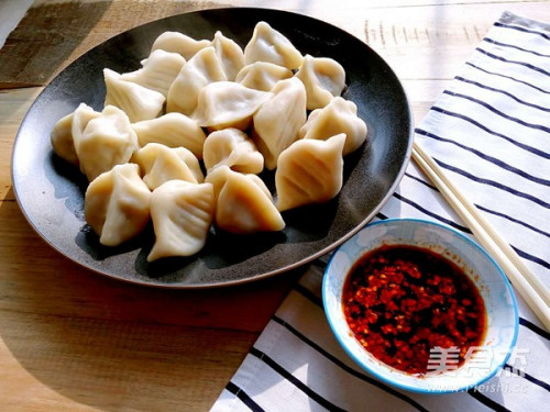 主食 12 饺子底部蘸少许干面粉,放在盖帘上,包好的饺子准备下锅 13 水