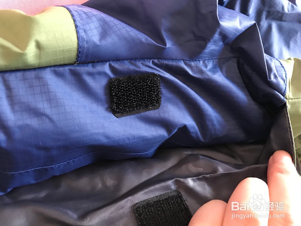 冲锋衣内置式帽子的收纳方法