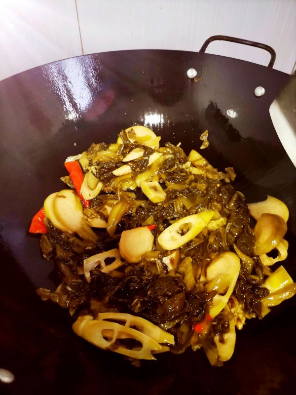 一碗酸菜手擀面