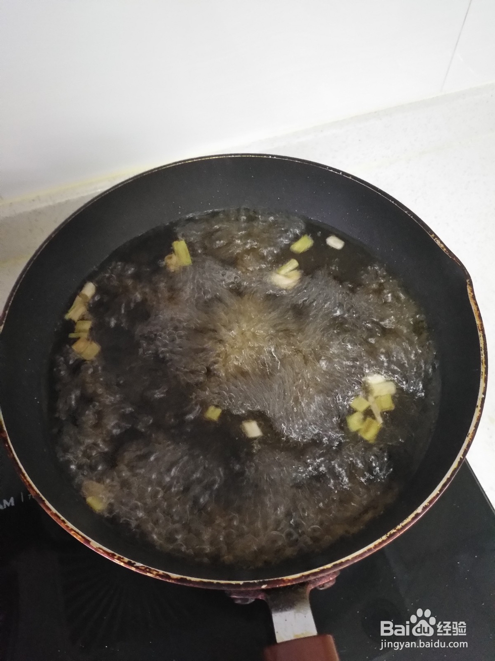 用鸡蛋挂面做热汤面