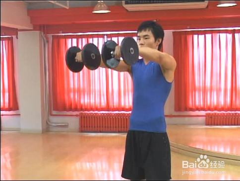 怎么用哑铃练出宽厚的双肩