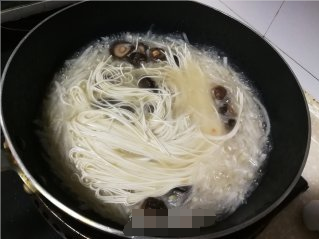 【爱心早餐】教你做百吃不厌的三鲜面