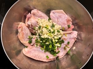 外脆里嫩的蒜香炸鸡翅
