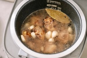 怎么做蒜香罗勒炖牛尾