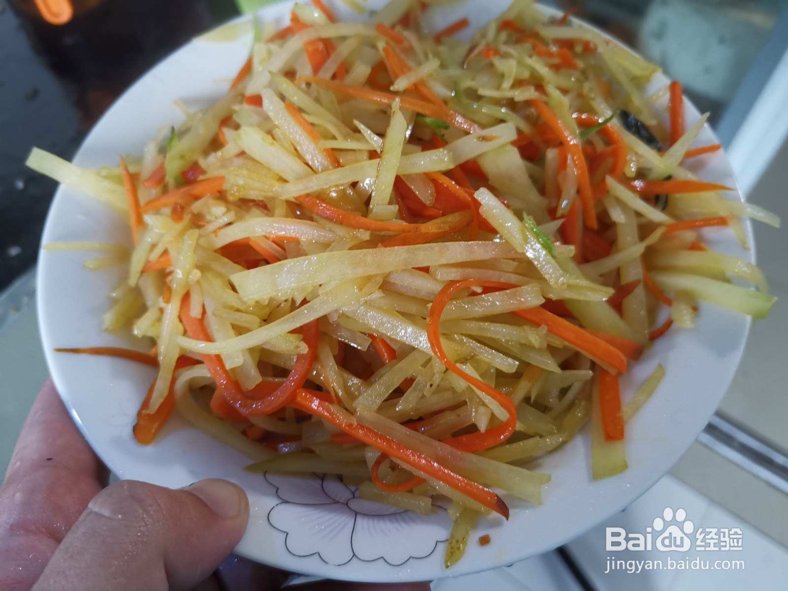 芹菜胡萝卜炒土豆丝的做法