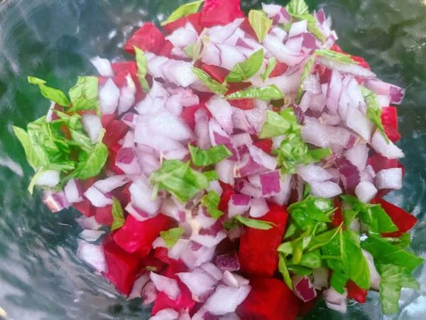 番茄鲭鱼甜菜头蓝纹奶酪沙拉