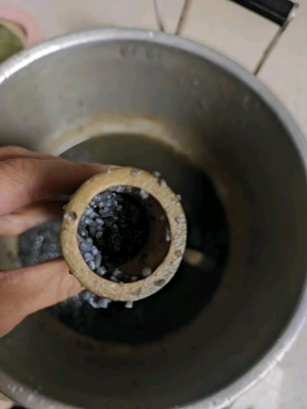 五步完成竹筒粽乌米粽