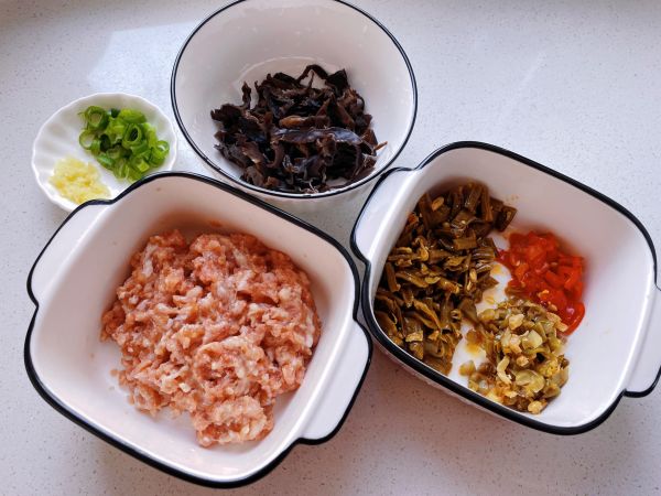 酸豆角肉末米粉