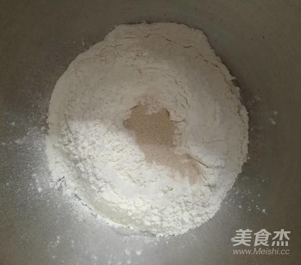 毛毛虫豆沙面包