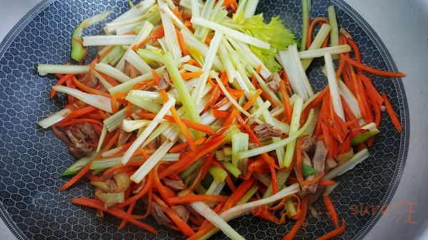 胡炒萝卜芹肉丝