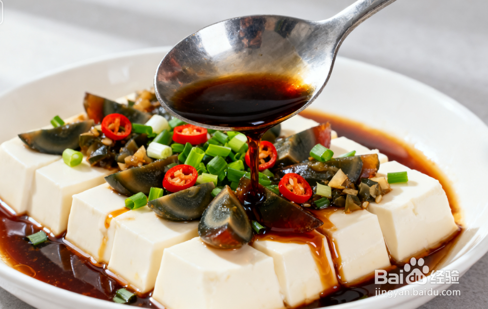 皮蛋豆腐的凉拌技巧：嫩滑入味，调料简单不复杂