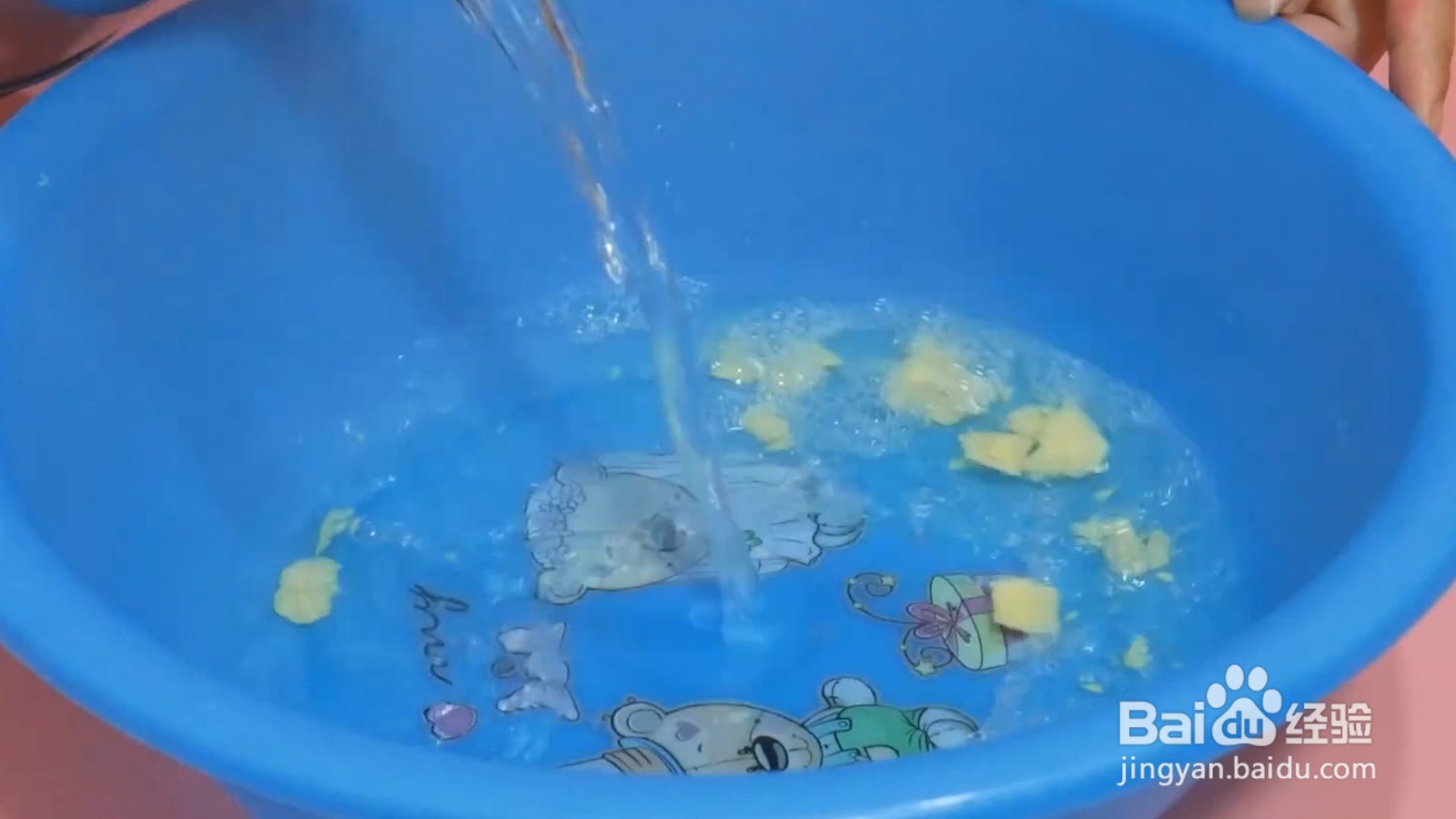 白色毛衣染色了怎么洗才能变白