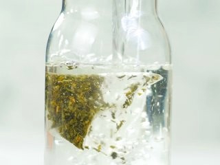怎样做营养的百香果青柠冷泡茶