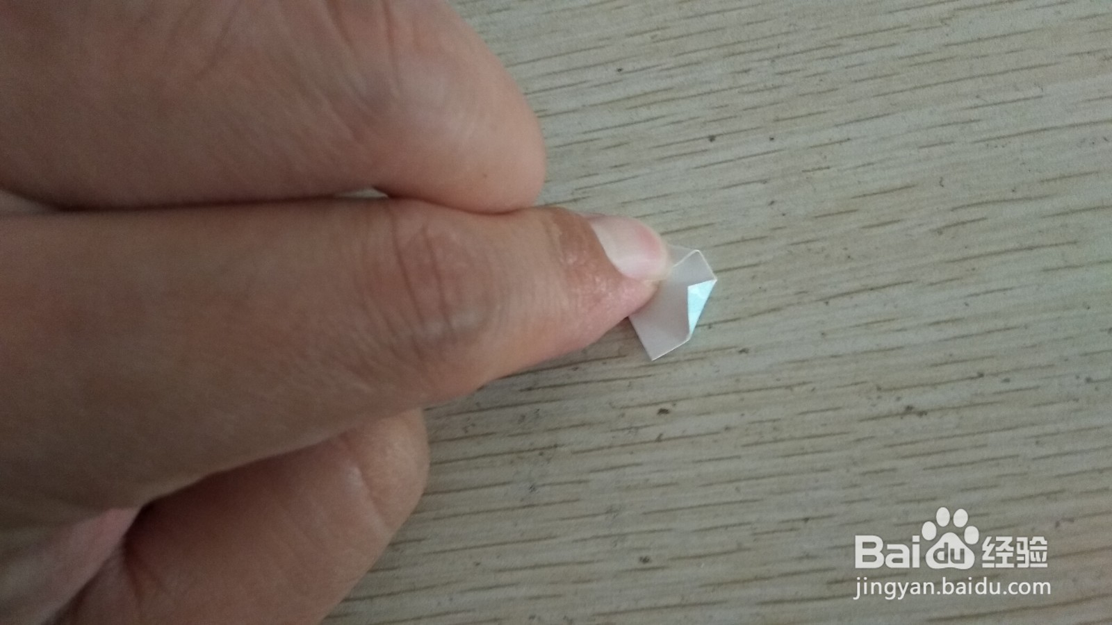 如何用一小长方形硬卡纸做简易的单个中性笔支架