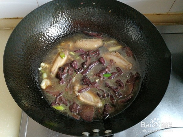 红蘑鸡翅炖宽粉的制作方法