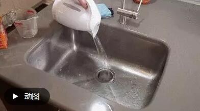 下水道堵了,她随手丢进两块药片就疏通了!