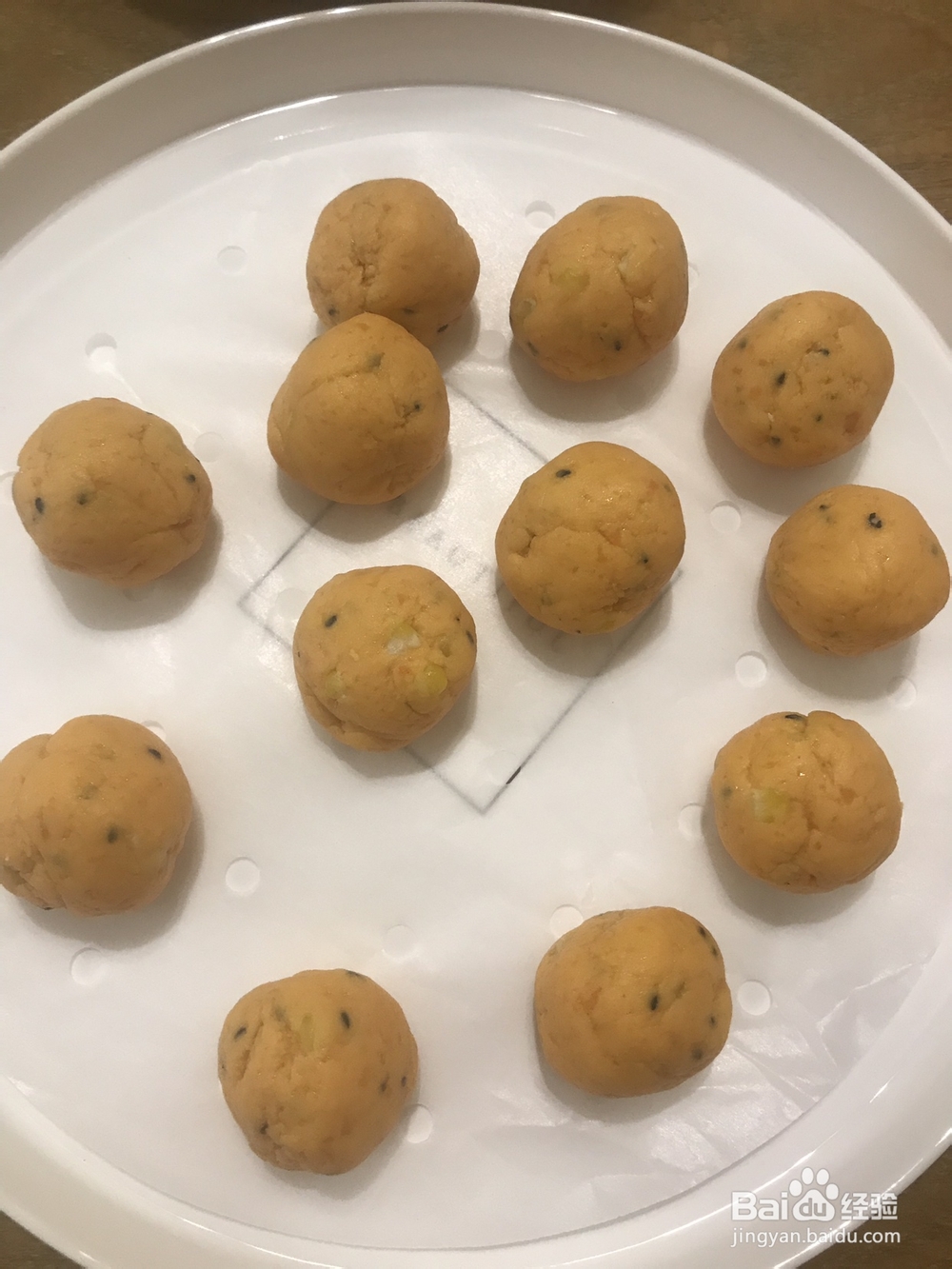 做出入味的红薯玉米芝麻饼