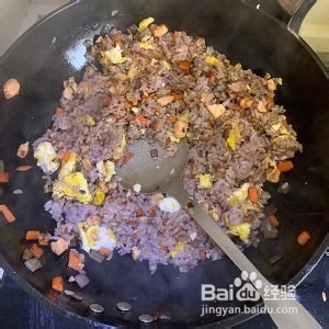 三文鱼炒紫米饭的做法