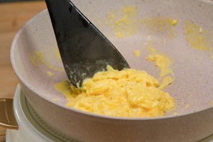 教大家做嫩蛋培根煎饼