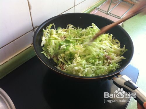 #我的拿手菜#教你烹饪美味的肉丝炒卷心菜