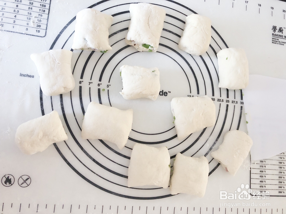 香气浓郁的芝士肉肠香葱面包