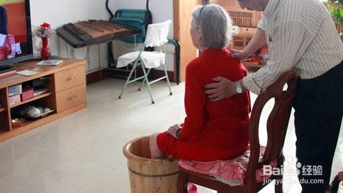 如何认知老年人泡脚时的注意事项