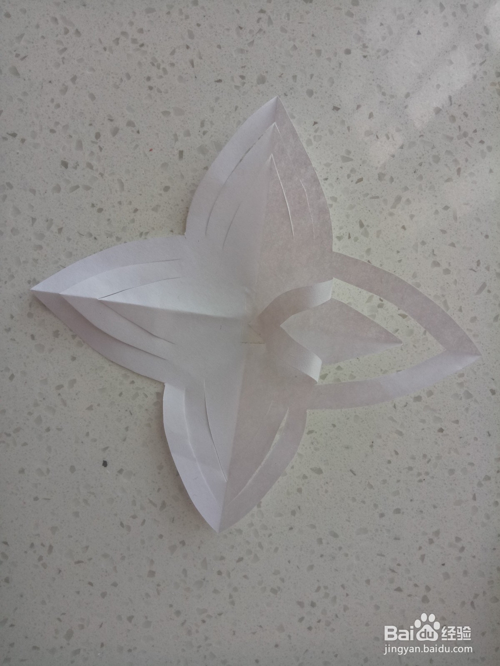 怎么用纸剪折出雪花
